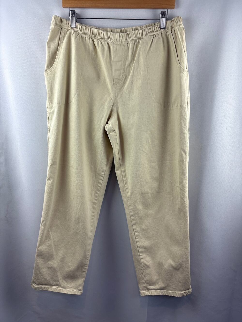 Women’s D&Co XL Khaki Capri Pants